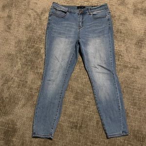 Tahari - Kelly Classic Skinny jeans. Light wash, never worn. Size 14W
